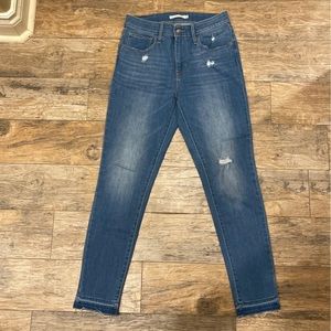 Woman’s Levi high rise skinny jeans